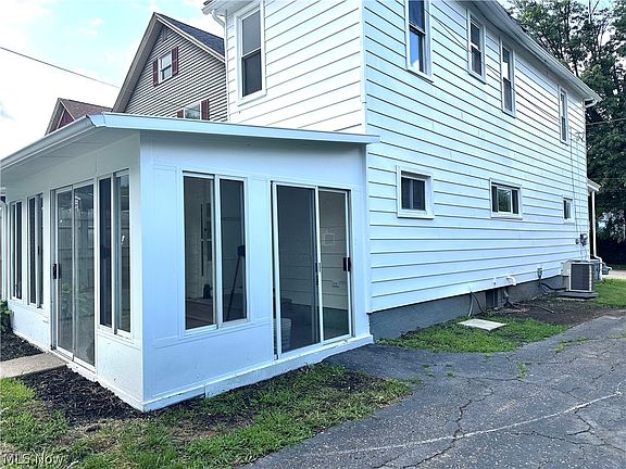 5th image of 1055 Ambrose Ave