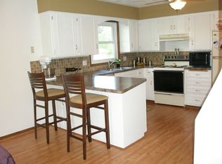 211 Grandview Dr, Sun Prairie, WI 53590