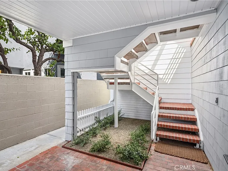 439 1/2 Carnation Ave — Photo 16