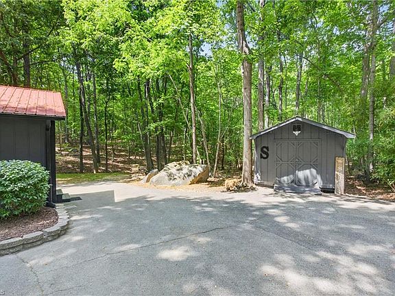 3rd image of 513 Heather Ct