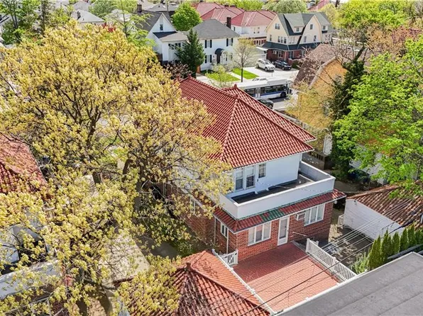 3098 Bedford Avenue HOUSE image 3 of 5