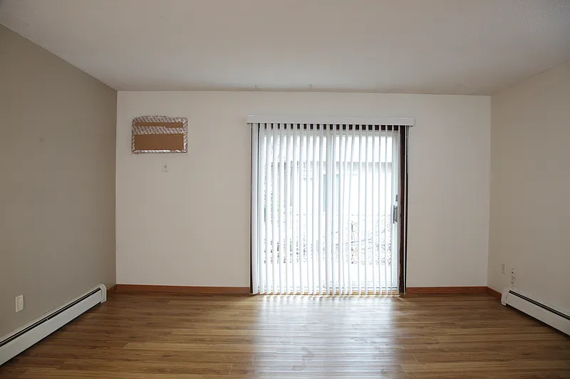 2 bed, 1.0 bath, 1400 sqft, $1,549 — Photo 3