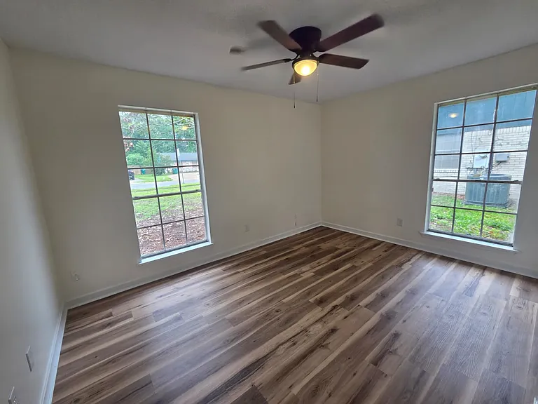 237 Saratoga Dr — Photo 16