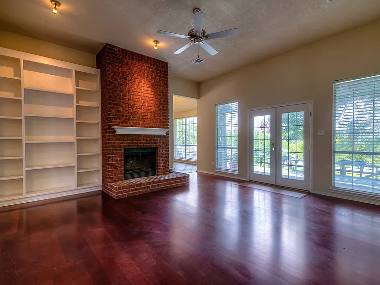 8502 Columbia Dr — Photo 4