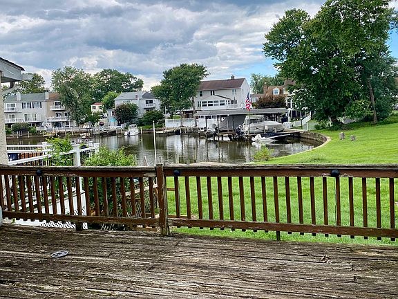 3rd image of 111 Breakwater Ct