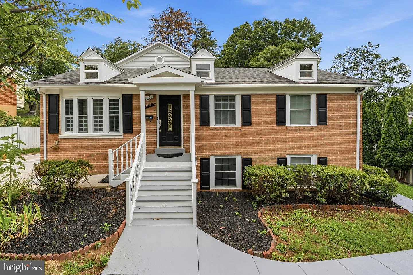 5 bed, 5.0 bath, 3326 sqft, $4,000 — Photo 2