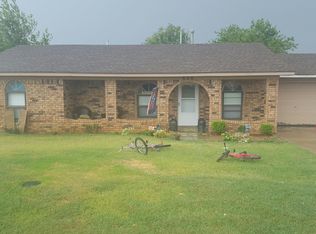 628 E Main St, Geronimo, OK 73543