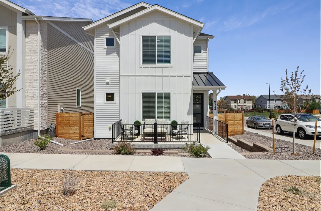 4 bed, 3723 sqft, $4,400 — Photo 2