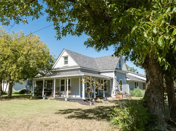 402 W 6th St, Justin, TX 76247