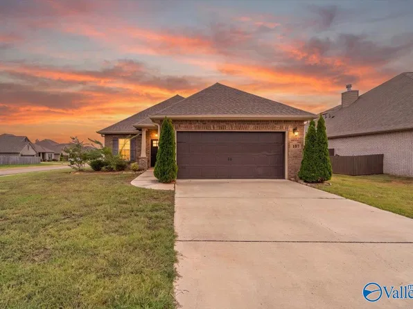 107 Elledge Farm Dr, Hazel Green, AL 35750