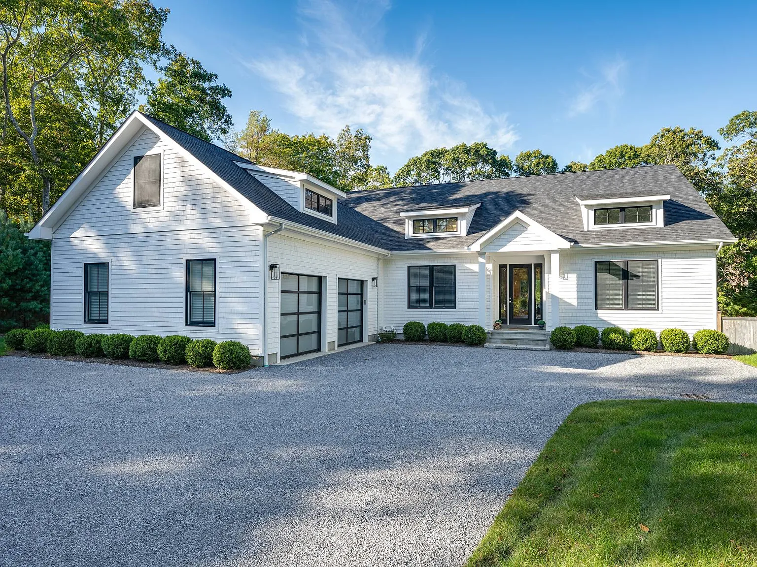 Chic Serenity in East Hampton Northwest — Photo 1
