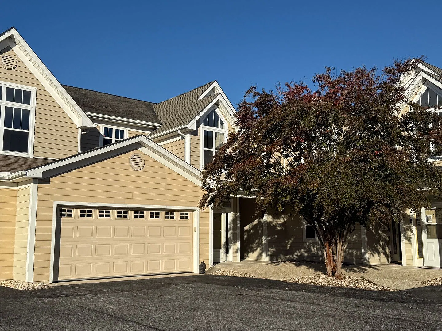 Spacious villa living with low-maintenance convenience in sought-after Hearthstone Manor! — Photo 1