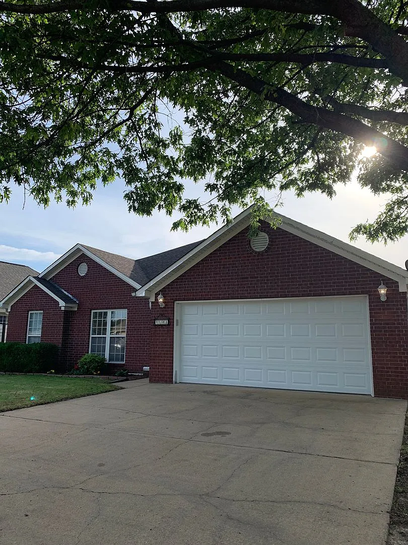 3 Bed 2 Bath/2 Car Garage and Fenced in Yard! — Photo 1