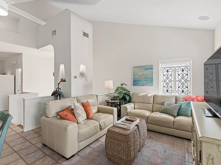 124 E Acapulco St #B — Photo 8