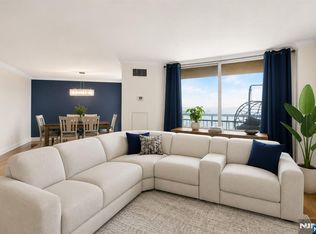 1020 Harmon Cove Tower, Secaucus, NJ 07094