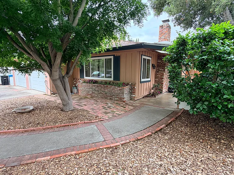 179 E Creek Dr — Photo 2