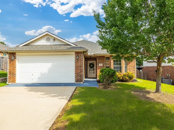 10325 Hogan Dr, Benbrook, TX 76126