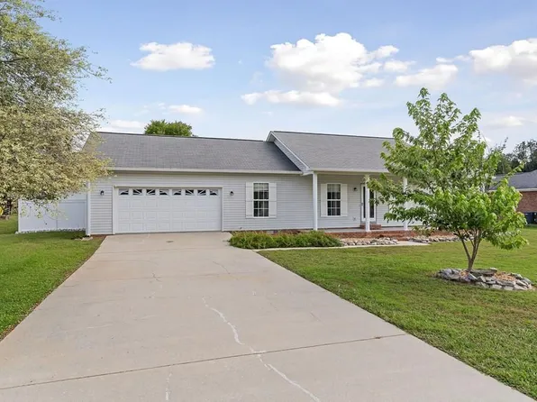 1305 Pimlico Dr, Cookeville, TN 38506