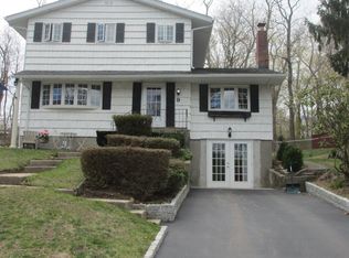 9 Gristmill Ct, Kings Park, NY 11754
