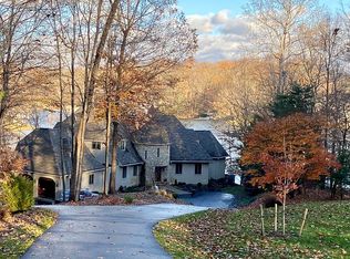 1015 Oakshire Ln, Wirtz, VA 24184