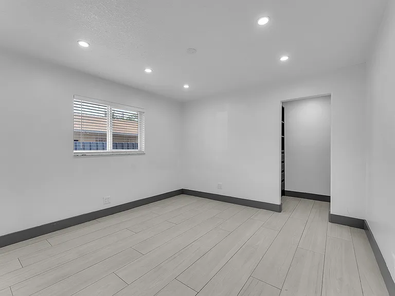 48 SW 13th St — Photo 16