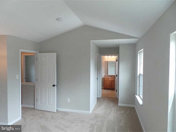 5th image of 209 Lake Ave