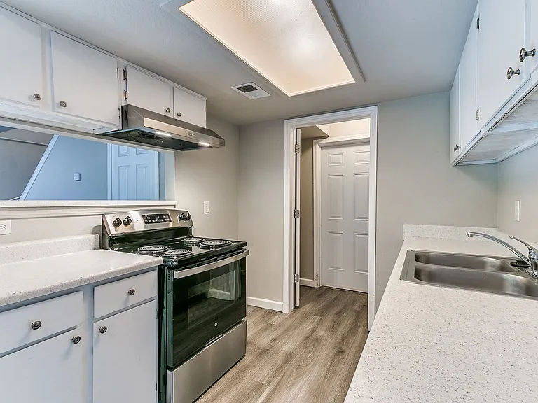 1113 W Fulton St — Photo 12