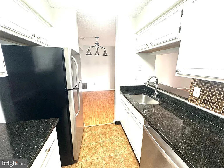 4901 Ravens Crest Dr — Photo 7