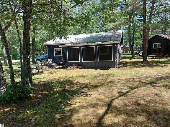 3rd image of 975 N Huron St #8