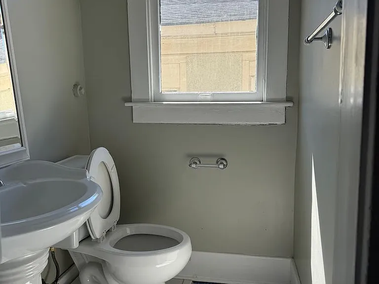 823 E Henry St #B — Photo 11