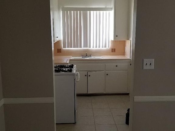 4th image of 830 Crenshaw Blvd APT 9