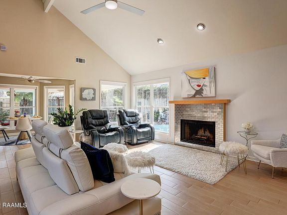 5th image of 207 Saddlewood Cor