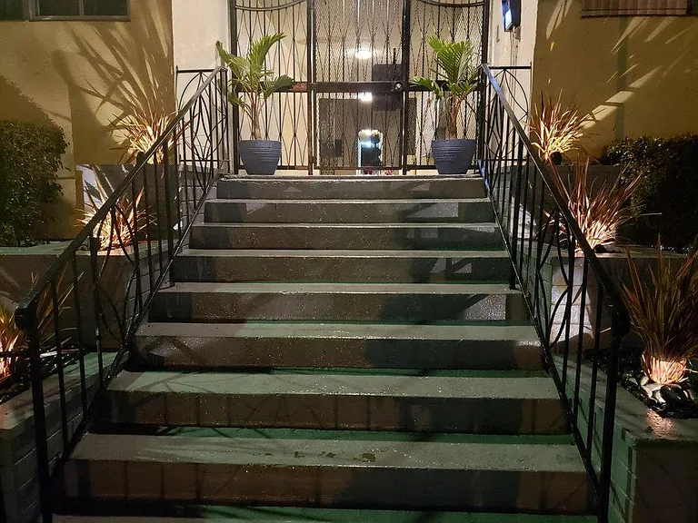 425 S Alexandria Ave — Photo 10