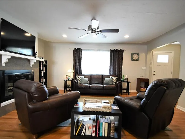 1070 Lansing St — Photo 4