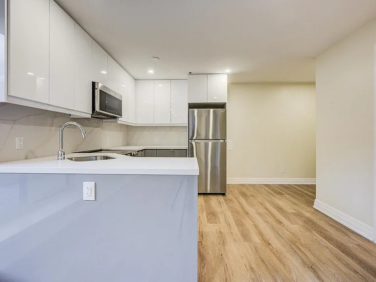 155 Charlton Ave E — Photo 13