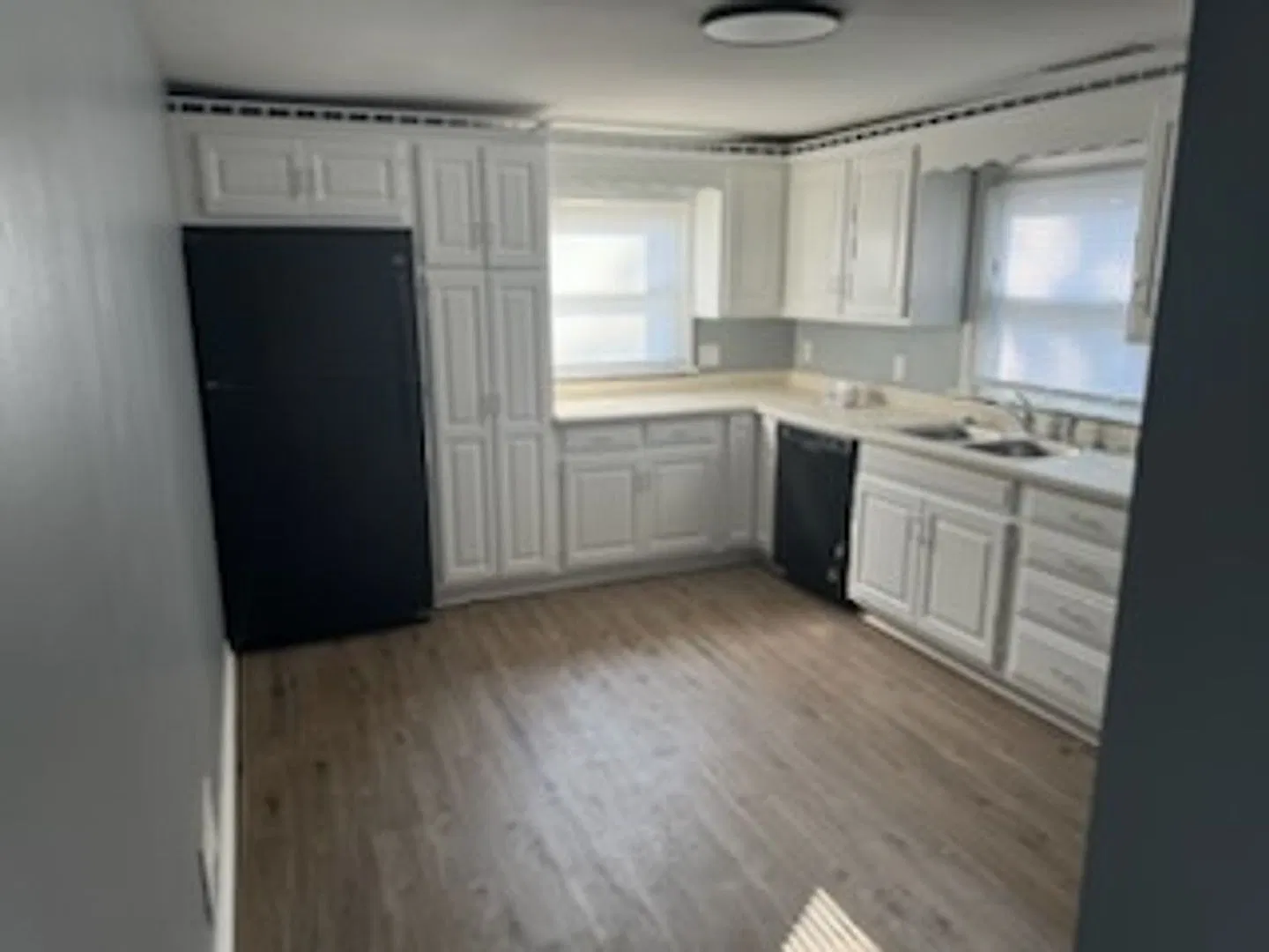 Lovely 3 Bedroom Tri-Level Home with Garage! — Photo 4