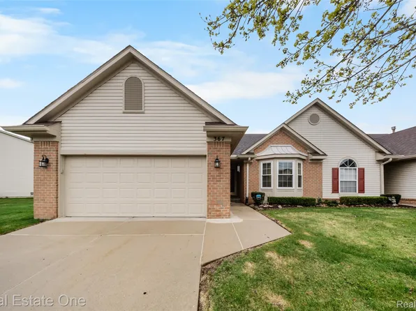 367 N Oak Dr, Walled Lake, MI 48390