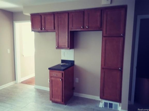 5th image of 26130 Pinehurst St