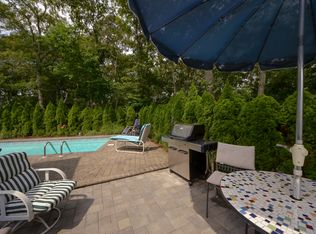 12 Carter Rd, Hampton Bays, NY 11946