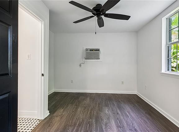 3rd image of 4422 S Carrollton Ave #B