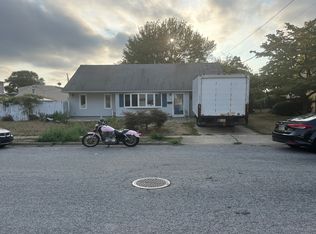 569 Arrandale Rd, Bethpage, NY 11714