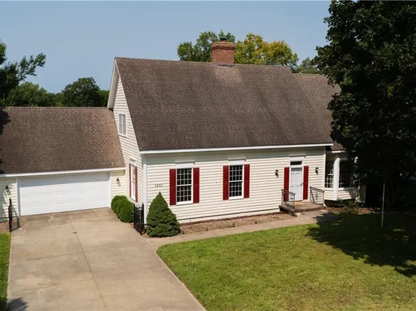 1201 9th St, Baldwin City, KS 66006