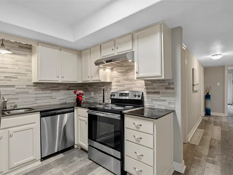 2938 Camelot Ln — Photo 10