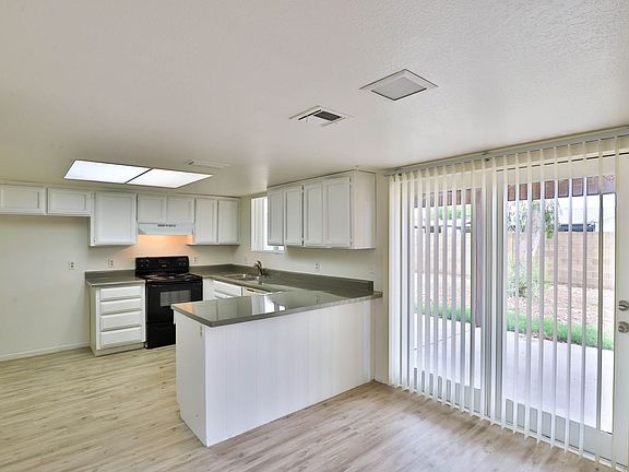 5th image of 2331 W Larkspur Dr