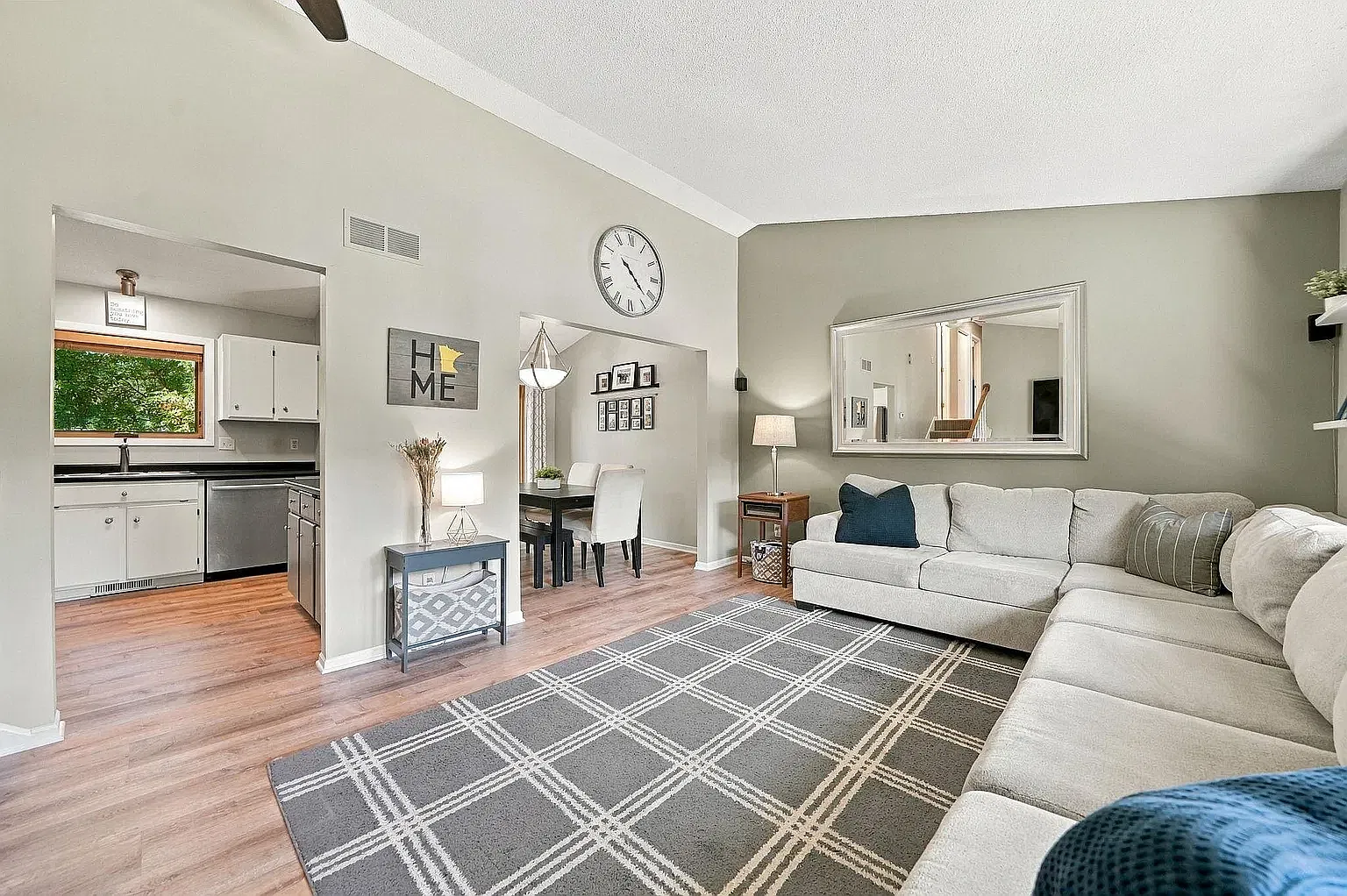 3 bed, 1505 sqft, $2,398 — Photo 4