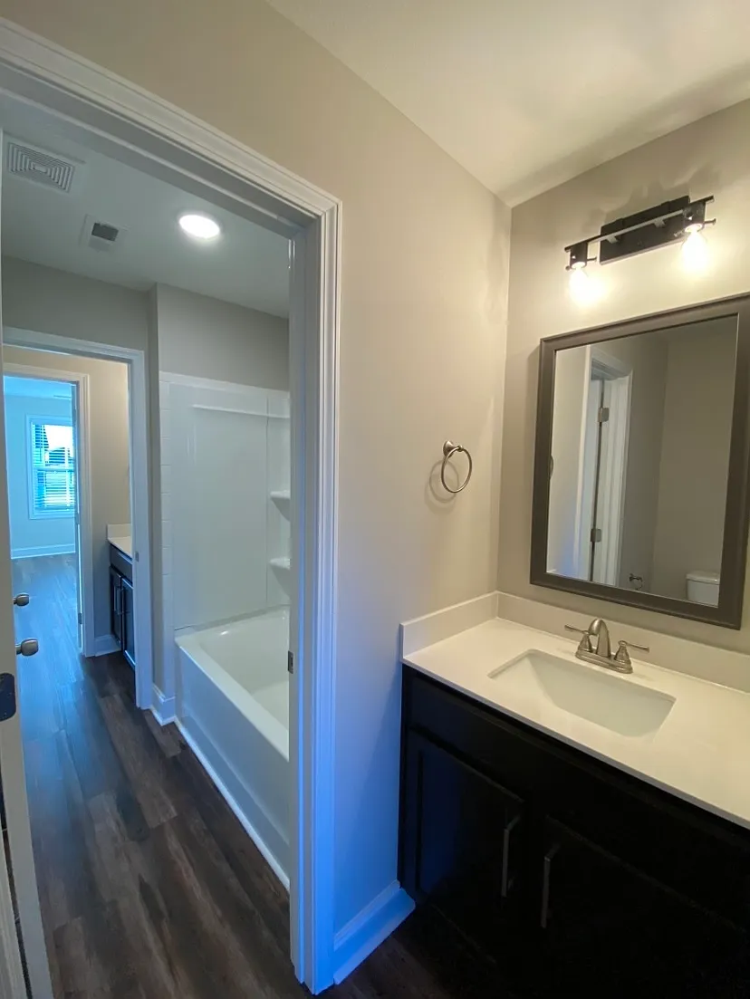 1035 Glenkirk Drive - B — Photo 2