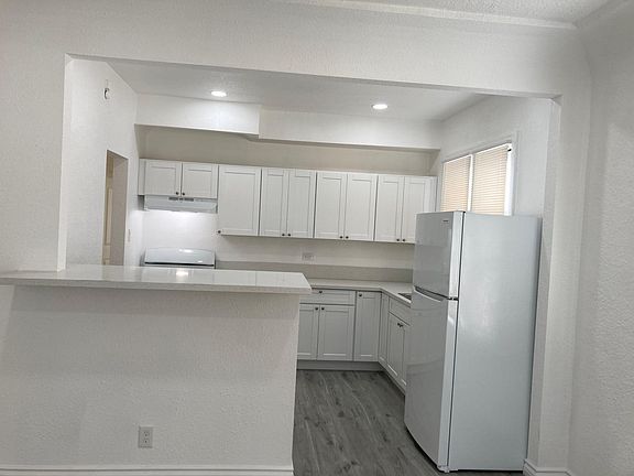 2nd image of 2828 1/2 S Bronson Ave #2828-1/2