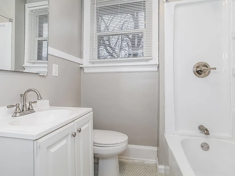 500000_028_bathroom_13440966.jpg