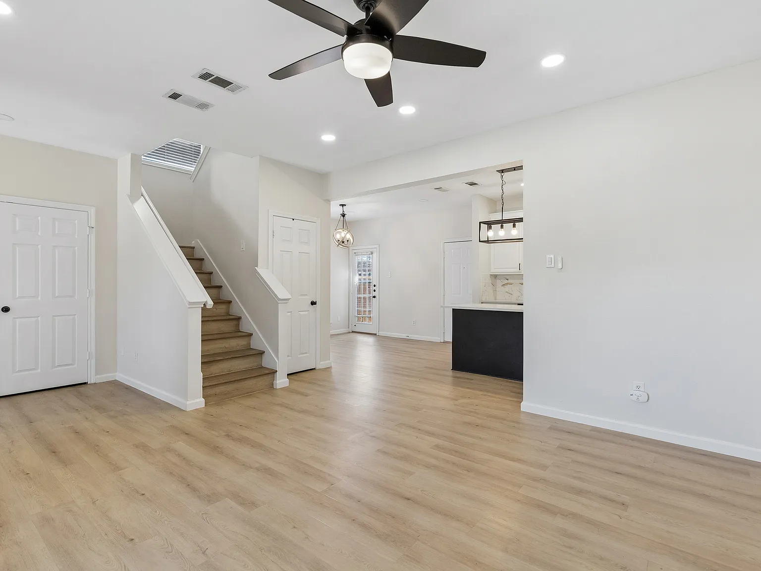 3 bed, 2.5 bath, 1459 sqft, $2,300 — Photo 2