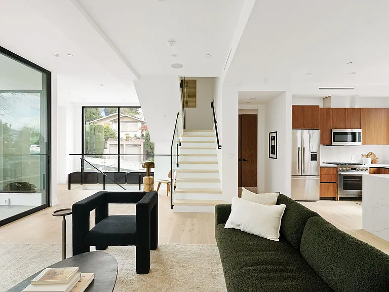 861 Hyperion Ave — Photo 8